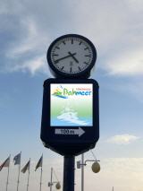 Uhr mit Werbeaufschrift auf der Promenade von Dahme, Ostholstein, Ostsee  Hansjürgen Schuster
